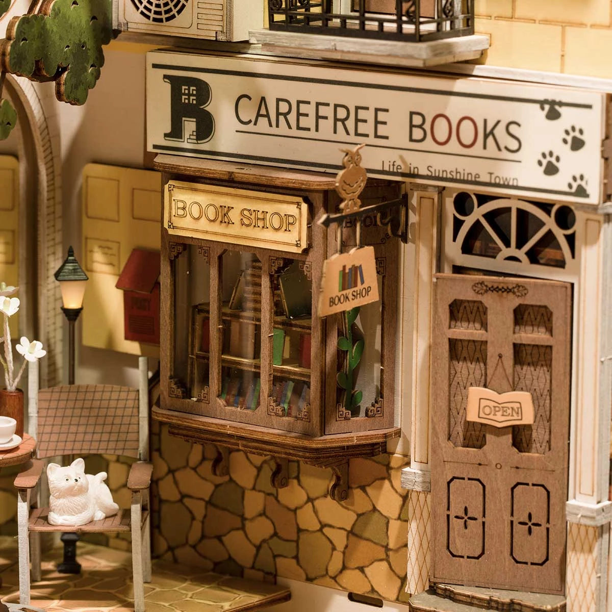 Enseigne Carefree Books et vitrine de la librairie du book nook Sunshine Town