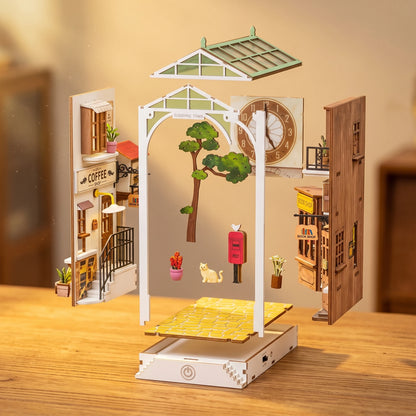 Vue éclatée du book nook Sunshine Town : cadre, verrière, horloge, café et librairie