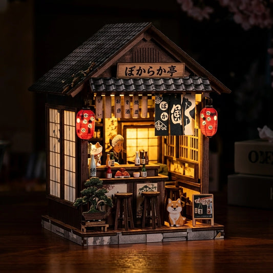 Maison miniature japonaise Taverne Bokaraka en bois, vue ambiance nuit, éclairage LED chaleureux, décoration Nook-It.