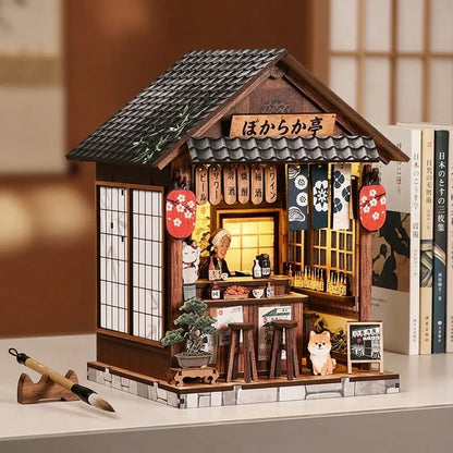 Maison miniature japonaise Taverne Bokaraka en bois, vue plongeante sur l'intérieur, éclairage LED chaleureux, décoration Nook-It.