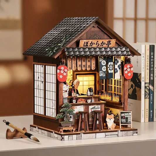 Maison miniature japonaise Taverne Bokaraka en bois, vue plongeante sur l'intérieur, éclairage LED chaleureux, décoration Nook-It.