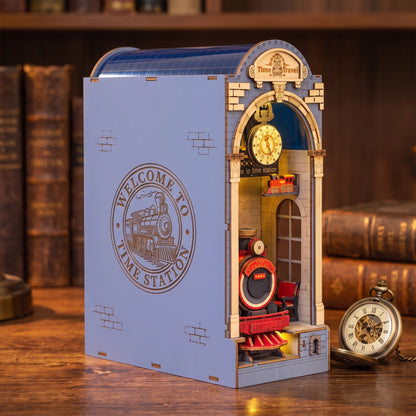 Book nook Time Travel de trois quarts, flanc bleu gravé d'un médaillon de locomotive