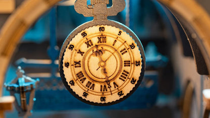 Horloge façon montre à gousset éclairée dans le book nook Time Travel