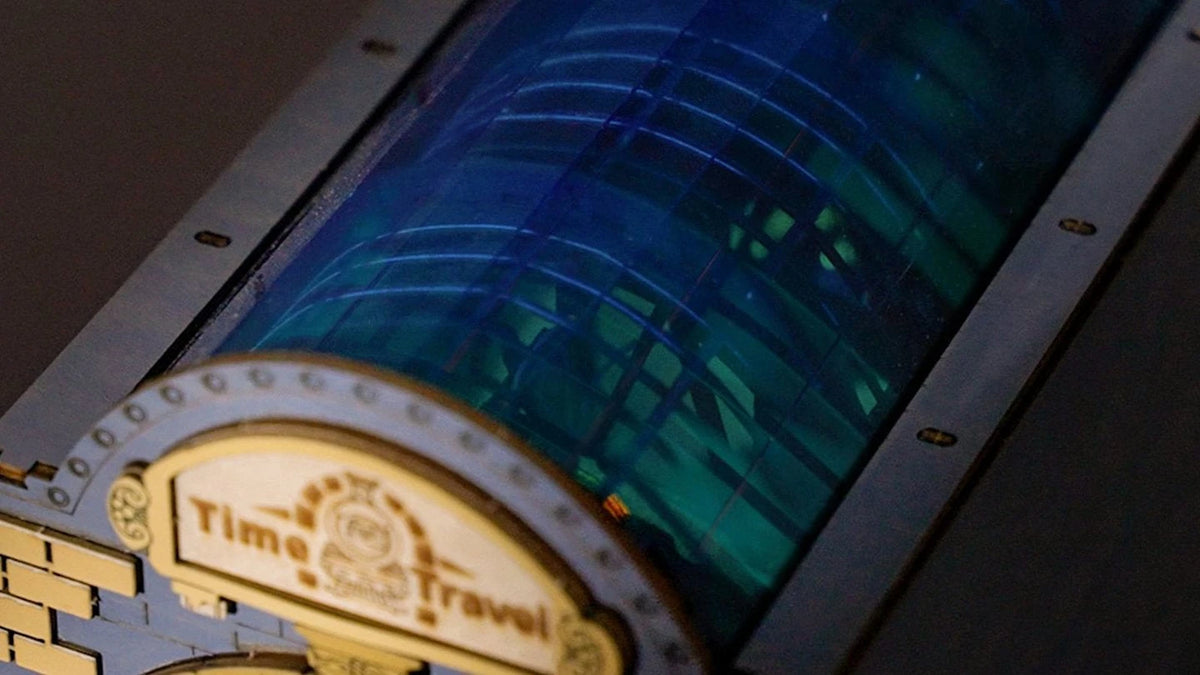 Verrière bleue translucide et plaque Time Travel du book nook