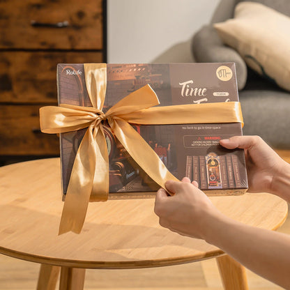 Boîte du book nook Time Travel offerte avec un ruban doré, idée cadeau