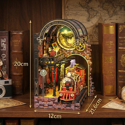 Book Nook en bois thème Train Mythique Londonien, vue avec Dimensions, éclairage LED chaleureux, décoration Nook-It.