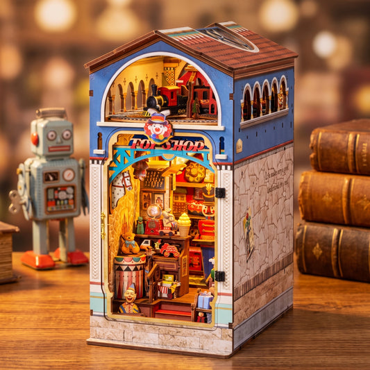 Book nook Treasure Toy Shop sur un bureau en bois, boutique de jouets vintage bleue et toit en tuiles, ambiance chaleureuse