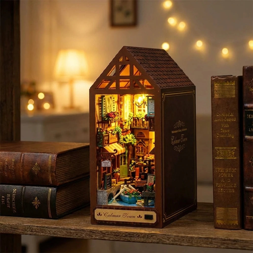 Book Nook en bois thème Ville de Colmar, vue Ambiance Nuit, éclairage LED chaleureux, décoration Nook-It.