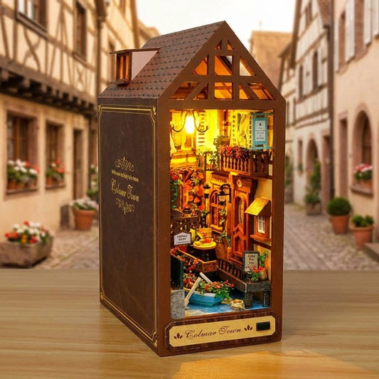 Book Nook en bois thème Ville de Colmar, vue Angle 45°, éclairage LED chaleureux, décoration Nook-It.