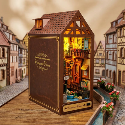 Book Nook en bois thème Ville de Colmar, vue profil, éclairage LED chaleureux, décoration Nook-It.