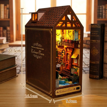 Book Nook en bois thème Ville de Colmar, vue avec Dimensions, éclairage LED chaleureux, décoration Nook-It.
