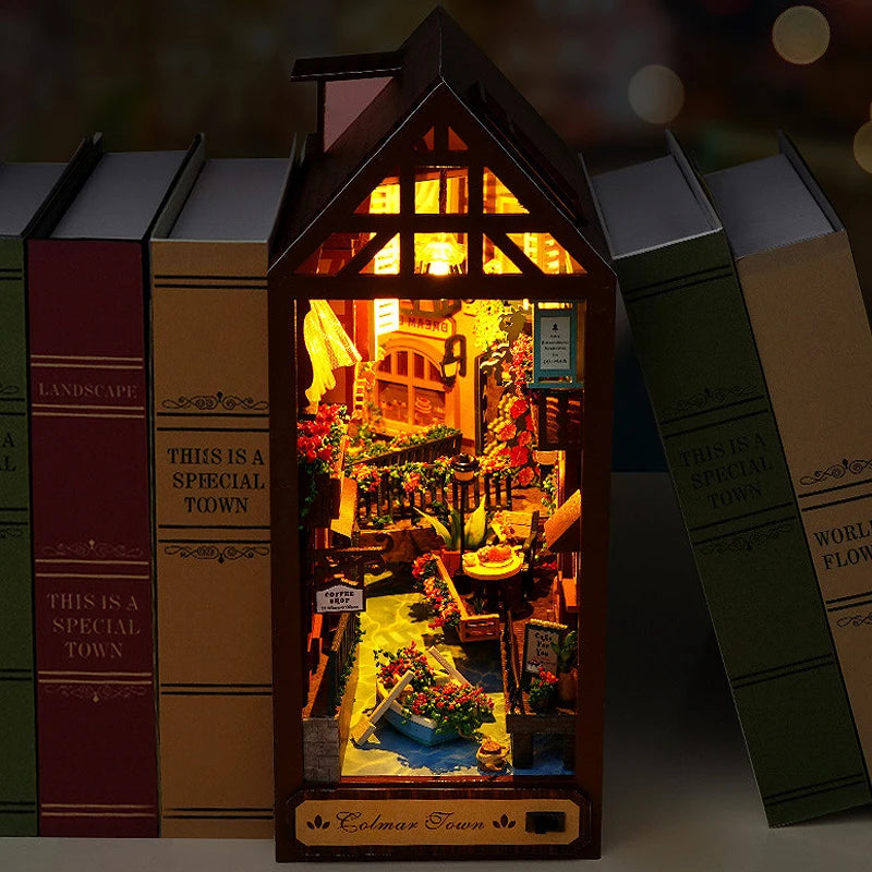 Book Nook en bois thème Ville de Colmar, vue Face, éclairage LED chaleureux, décoration Nook-It.