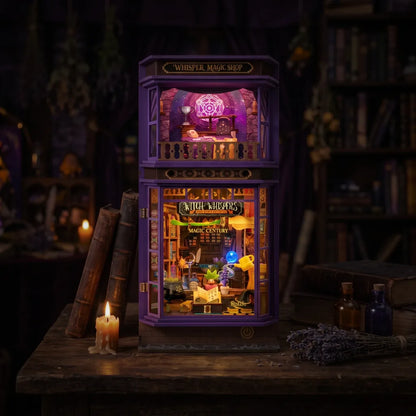 Book nook Whisper Magic Shop allumé la nuit, cercle magique violet et vitrine éclairée