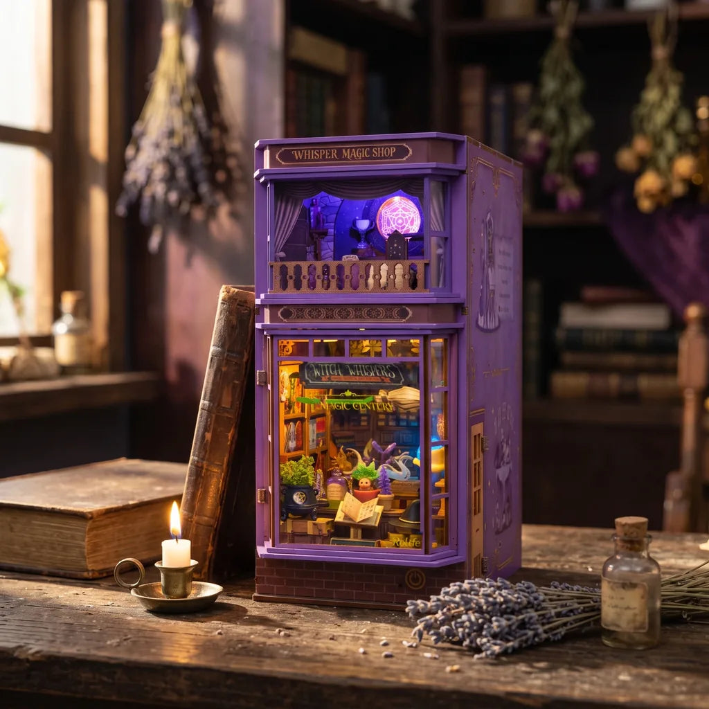 Book nook Whisper Magic Shop de trois quarts, flanc droit violet et petite porte-fenêtre