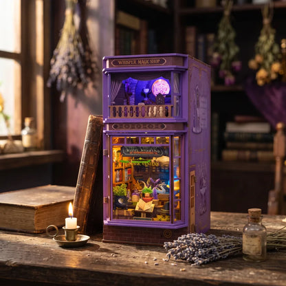 Book nook Whisper Magic Shop de trois quarts, flanc droit violet et petite porte-fenêtre