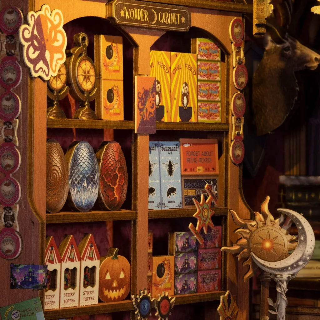 Étagère aux trois œufs de dragon et citrouille du book nook Whisper Magic Shop