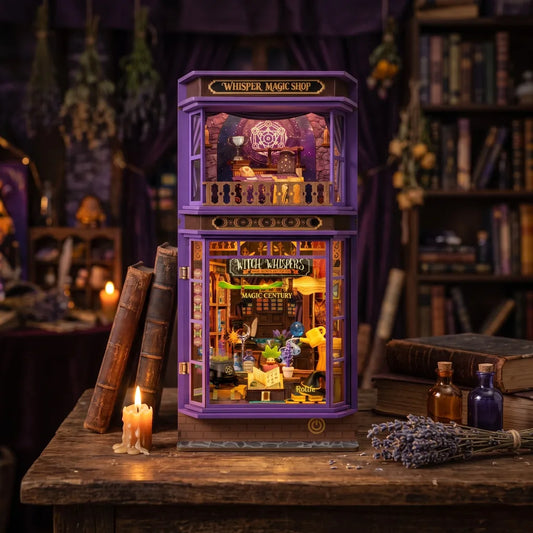 Book nook Whisper Magic Shop sur un bureau de sorcière, bougie, lavande et vieux livres