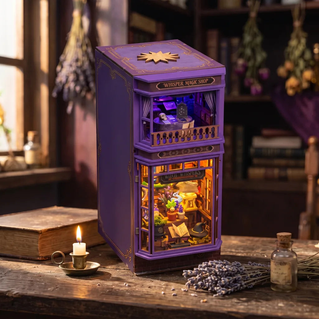 Vue plongeante du book nook Whisper Magic Shop, dessus violet à étoile en bois
