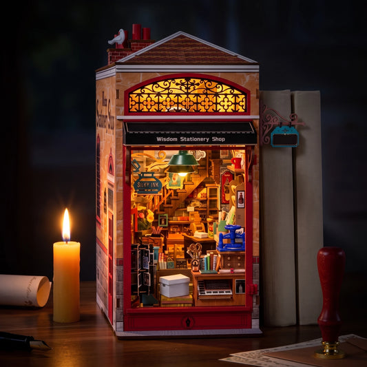 Book nook papeterie Wisdom Stationery Shop allumé la nuit à la lueur d’une bougie