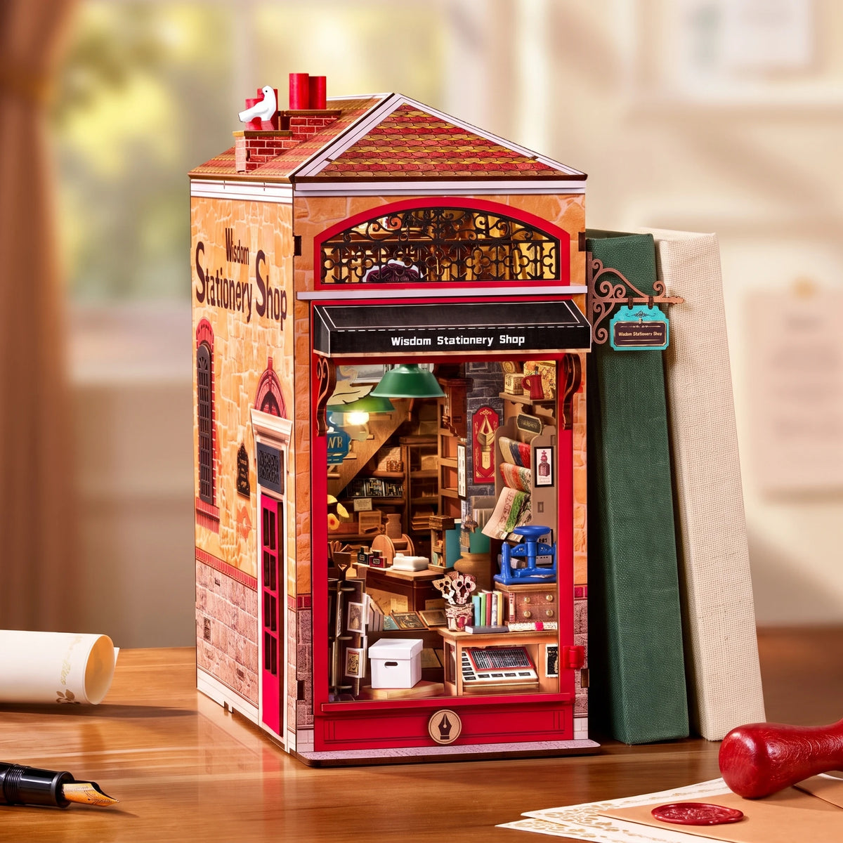 Book nook Wisdom Stationery Shop de trois quarts montrant le flanc avec sa porte rouge
