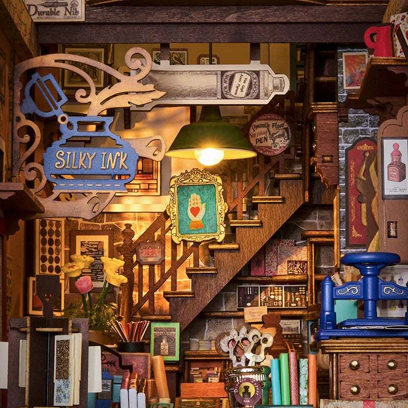 Enseigne bleue Silky Ink et lampe chaude à l’intérieur de la papeterie miniature