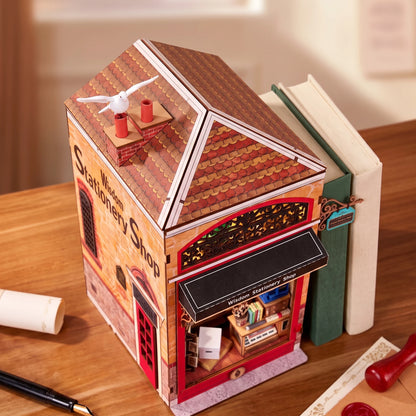 Vue plongeante du book nook papeterie avec son toit en tuiles et sa cheminée
