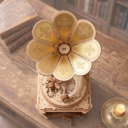 Vue plongeante du Gramophone Diva montrant le pavillon en forme de fleur dorée à six pétales