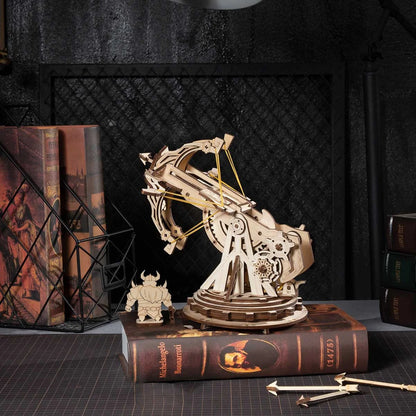 Baliste médiévale en bois sur un livre ancien avec sa figurine de guerrier