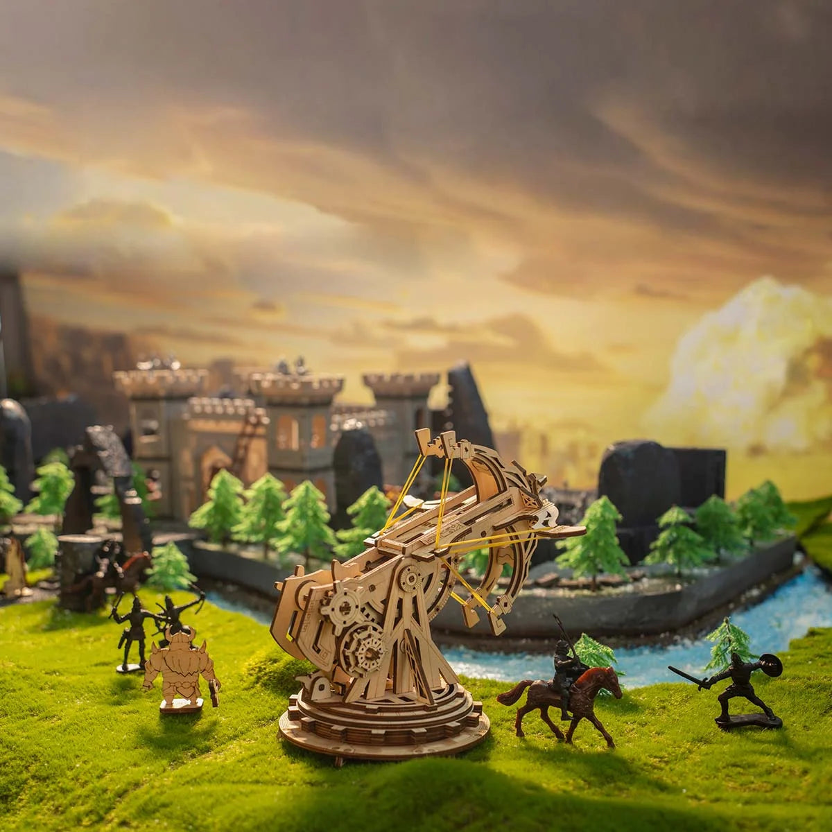 Baliste en bois dans un décor de château miniature avec des cavaliers
