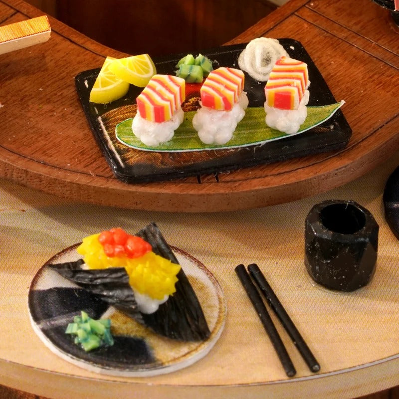 Détail des sushis et makis miniatures colorés du bar à sushi tournant en bois Nook-It