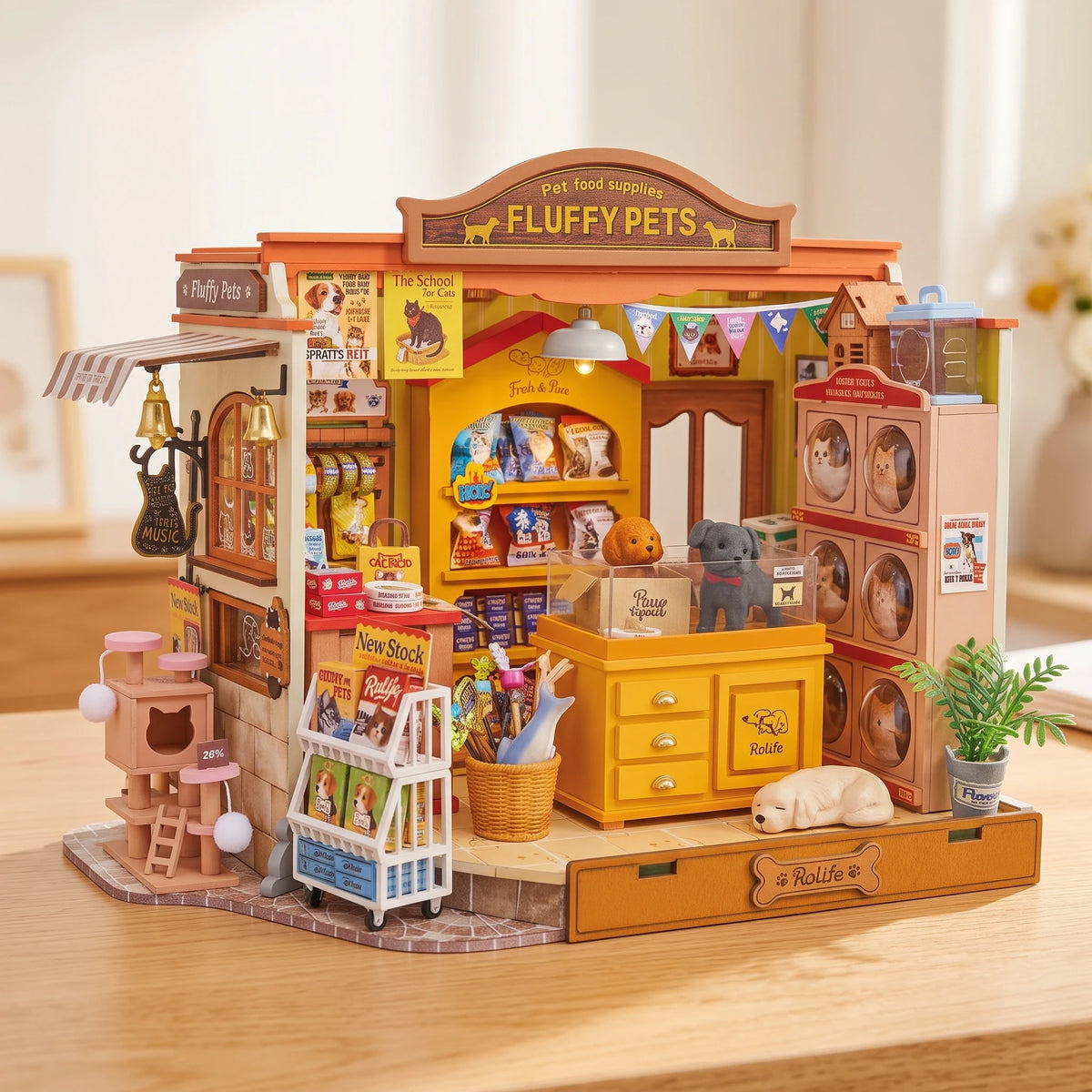 Maison miniature Fluffy Pets de trois-quarts, flanc gauche, auvent rayé et arbre à chat