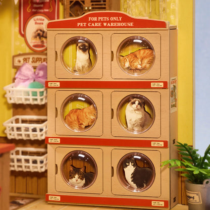 Détail des casiers à chats de la maison miniature Fluffy Pets, six hublots transparents