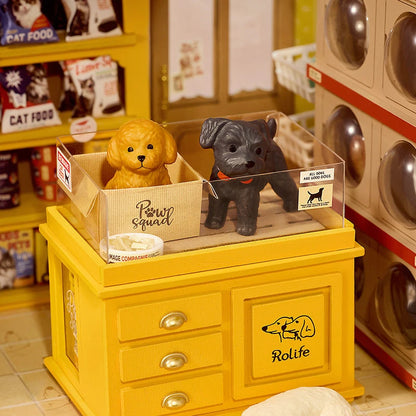 Détail du comptoir de l'animalerie Fluffy Pets avec deux chiots miniatures en vitrine
