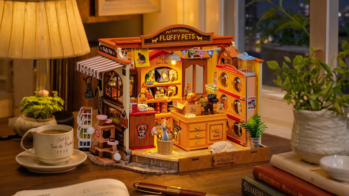 Maison miniature Fluffy Pets éclairée LED le soir sur un bureau, ambiance chaleureuse