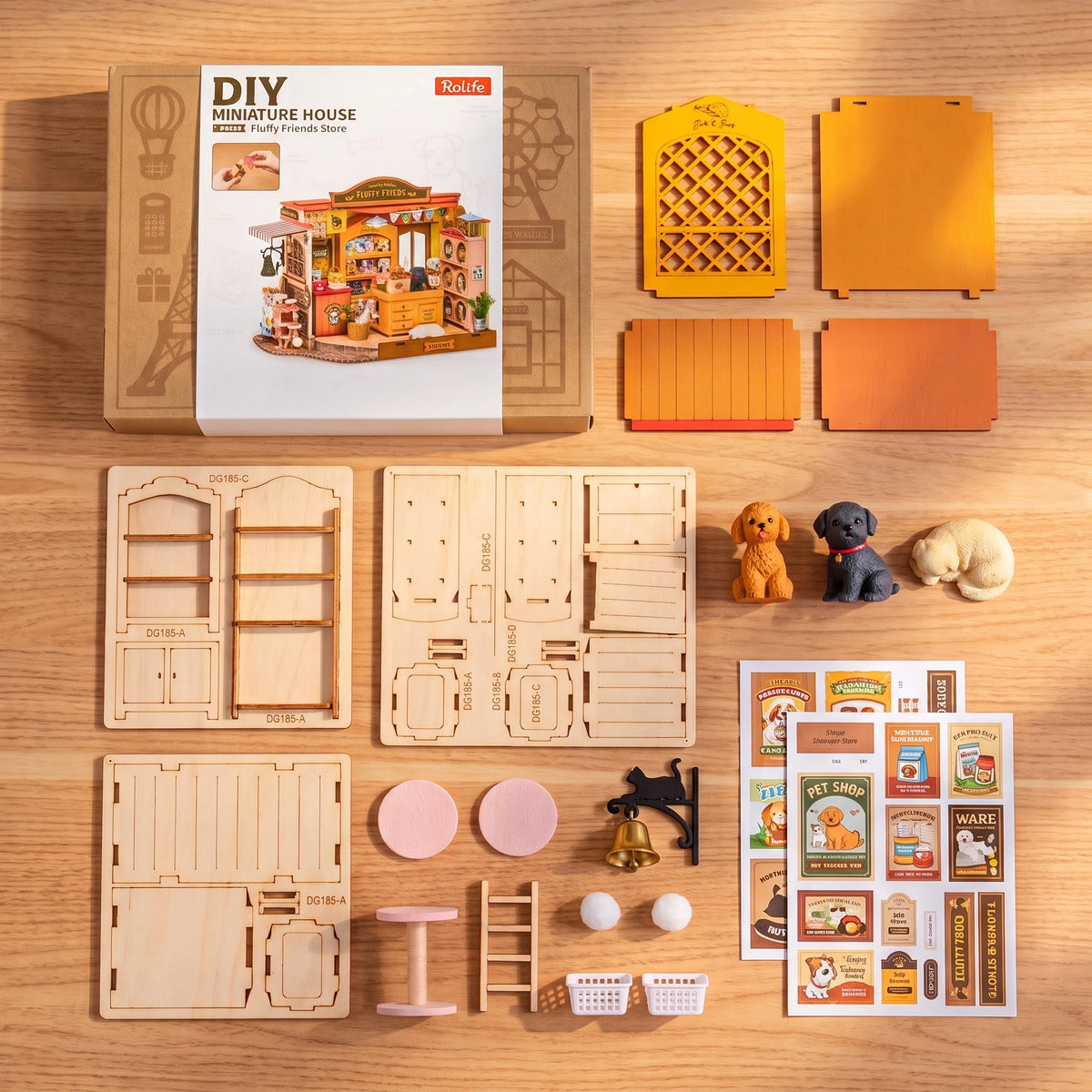 Pièces détachées du kit Fluffy Pets avant montage, planches découpées, figurines et boîte