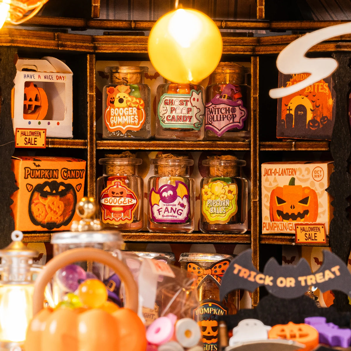 Detail des etageres de pots de bonbons colores de la maison miniature Haunted Candy House