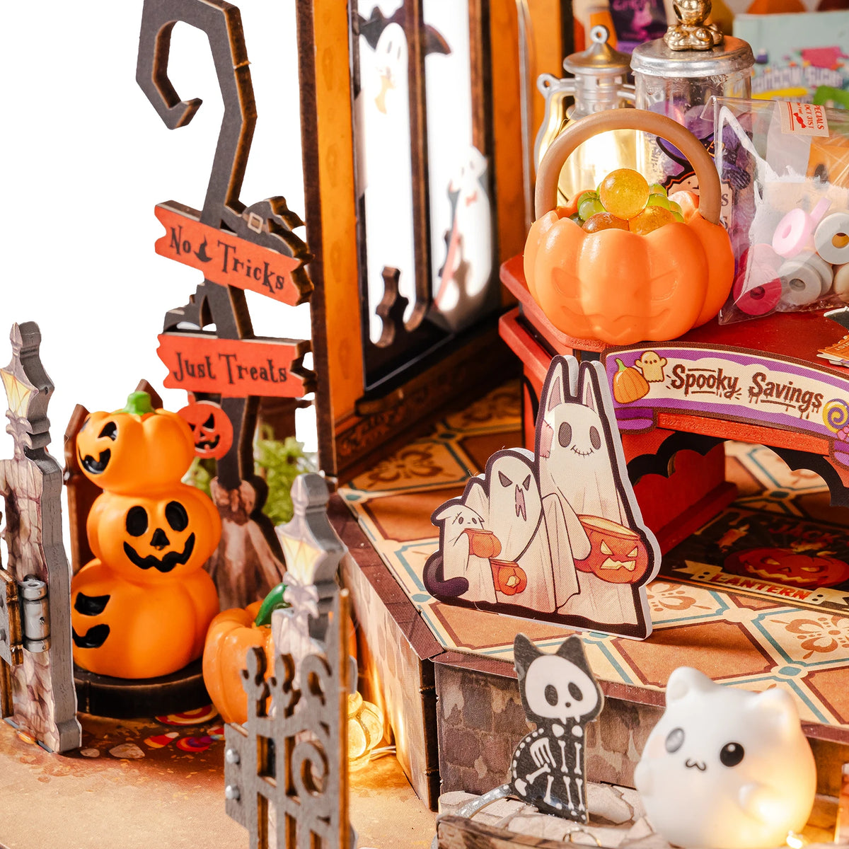 Detail de la boutique Haunted Candy House, panneau No Tricks Just Treats