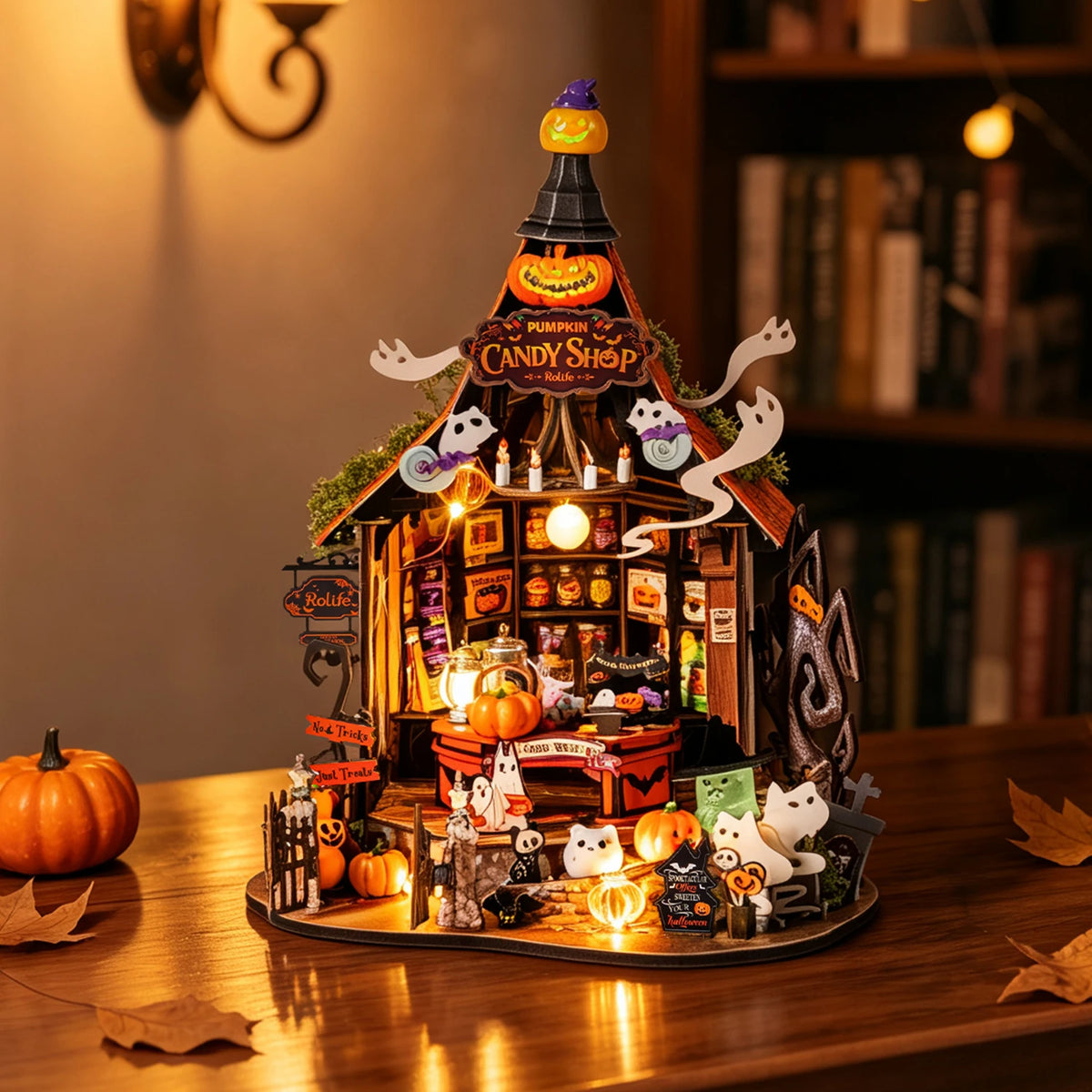 Haunted Candy House vue trois-quarts, maison miniature, panneau Good Witch et pierres tombales