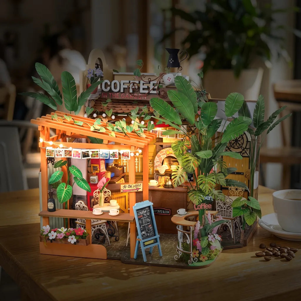 Maison miniature Leafree Café le soir, guirlande lumineuse allumée sous la pergola
