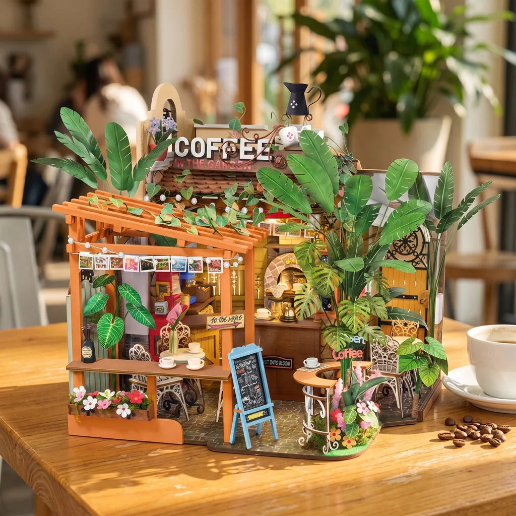 Maison miniature Leafree Café sur une table de café en bois, pergola et plantes
