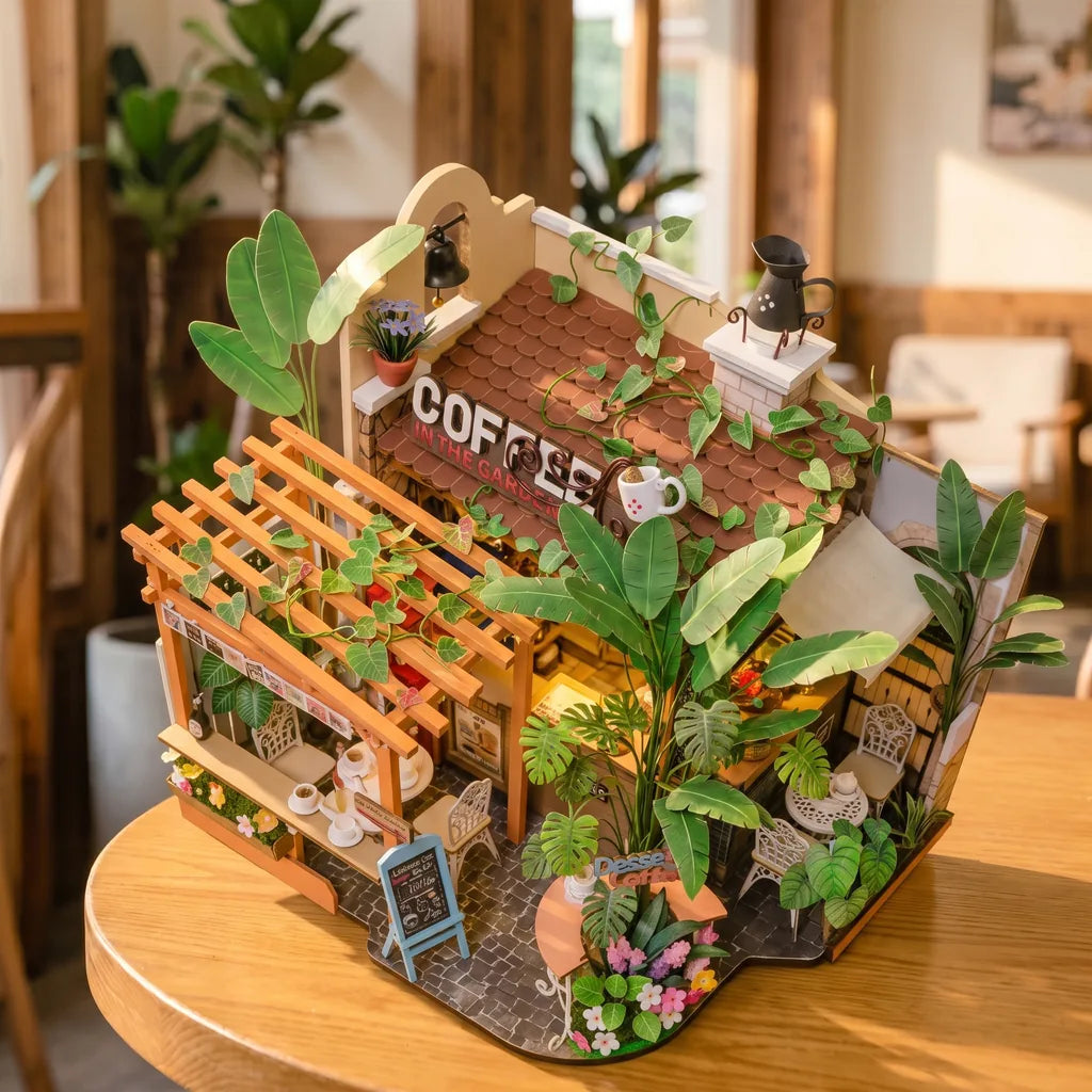 Maison miniature Leafree Café vue en plongée sur le toit, la cloche et la terrasse