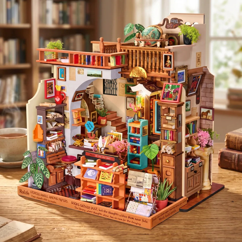 Maison miniature Pagestory Books sur un bureau en bois, librairie à balcon et globe