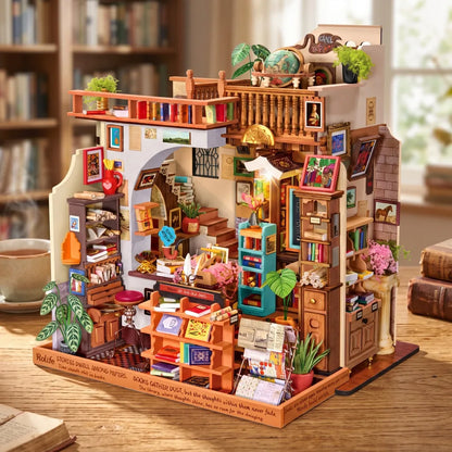 Maison miniature Pagestory Books sur un bureau en bois, librairie à balcon et globe