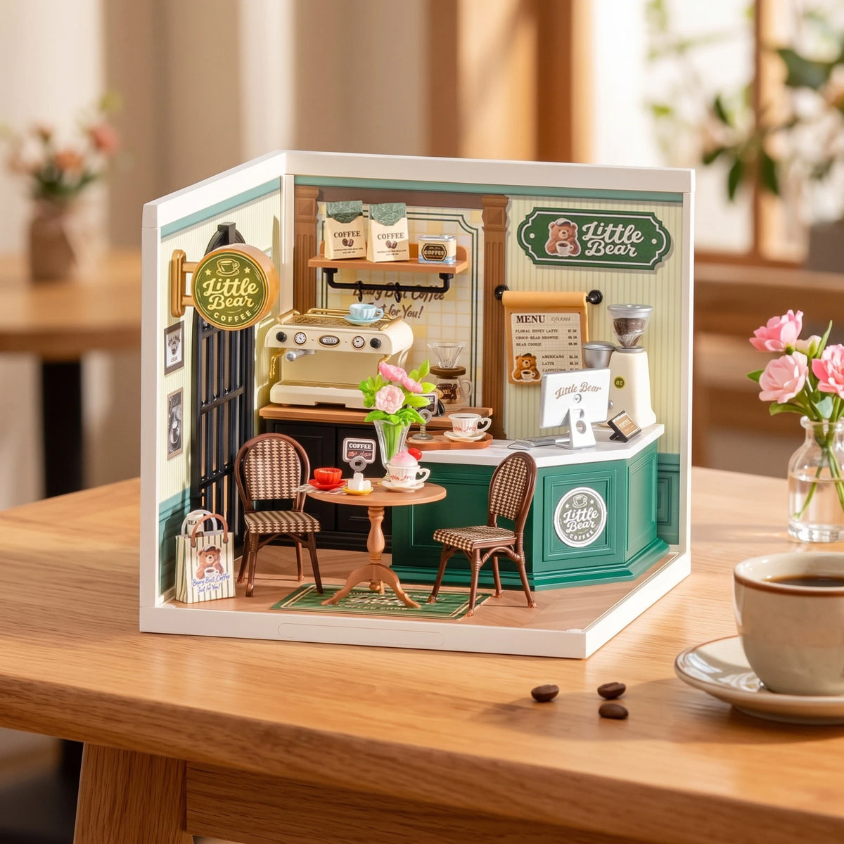 Maison miniature Perfect Romance Café vue de trois quarts, comptoir vert et table pour deux