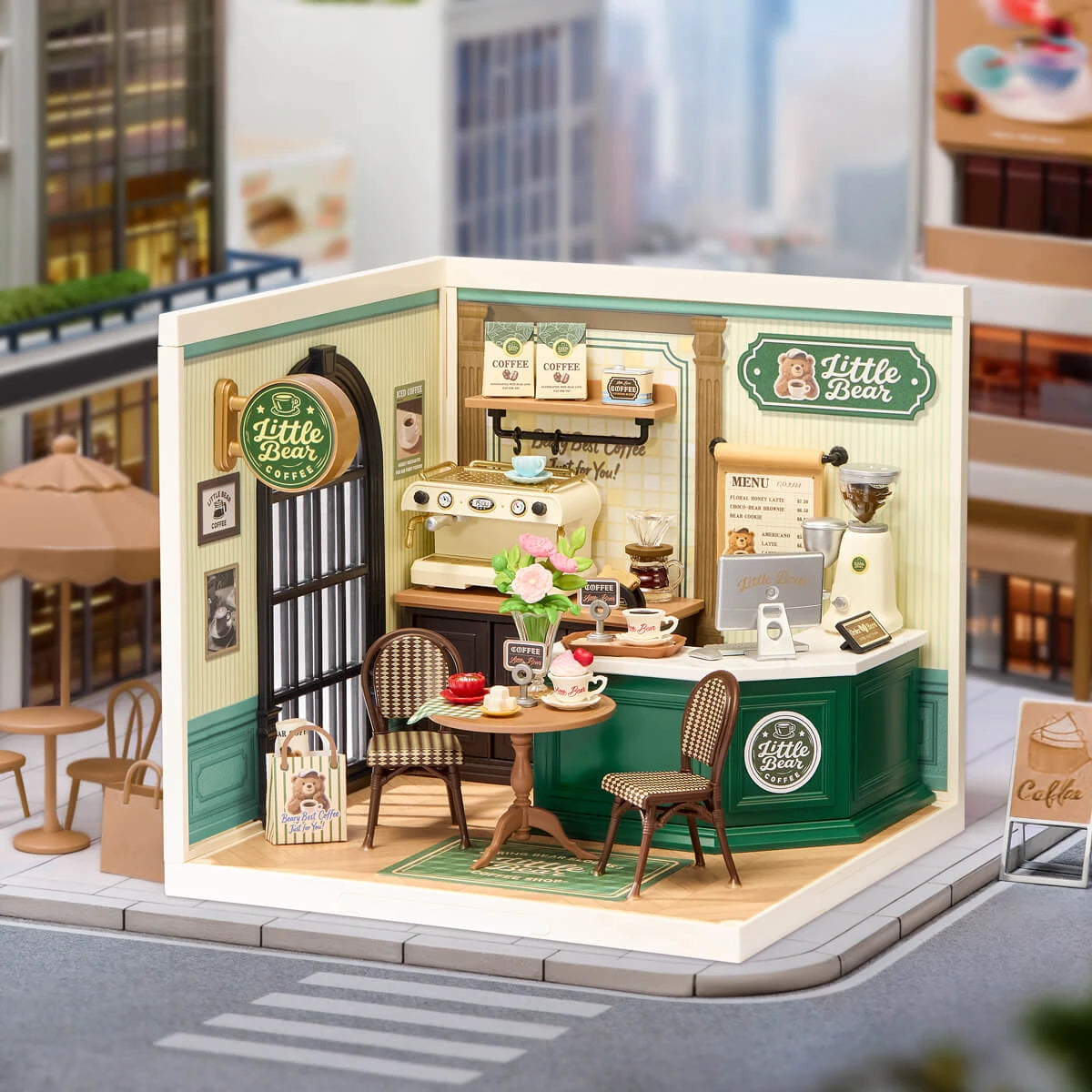 Maison miniature Perfect Romance Café mise en scène au coin d'une rue miniature en plein jour