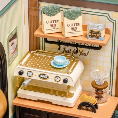 Machine à expresso crème et dorée, sachets de café et étagère du Perfect Romance Café