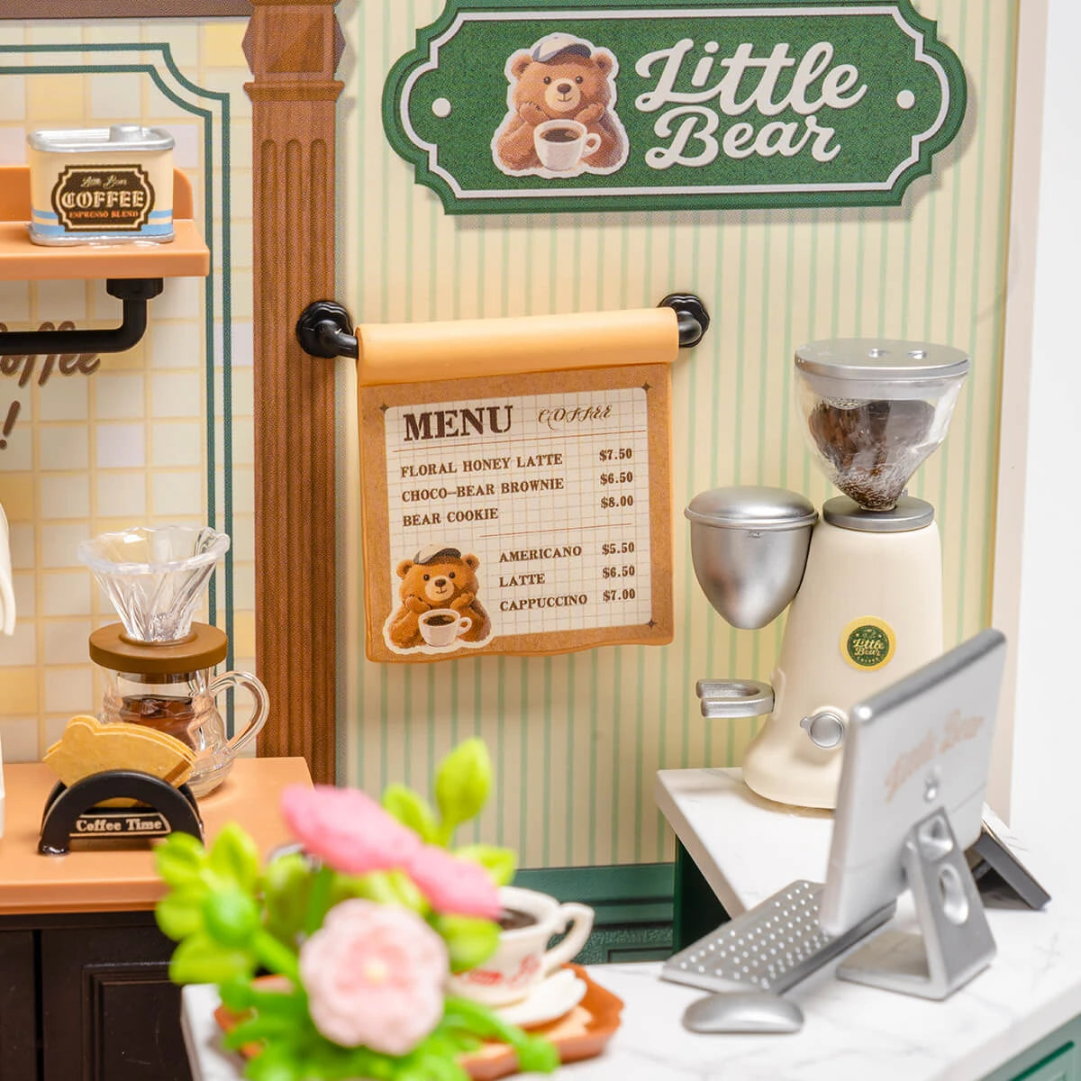 Gros plan sur le menu suspendu, le moulin à café et l'enseigne Little Bear du café miniature