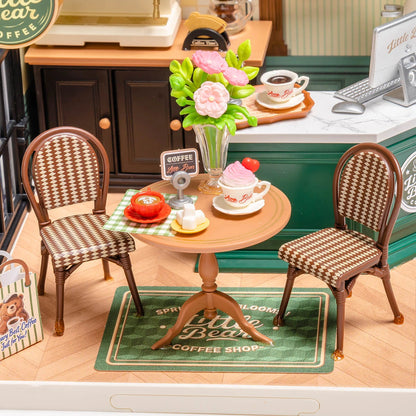 Détail de la table ronde et des deux chaises bistrot pied-de-poule du Perfect Romance Café