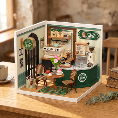Maison miniature Perfect Romance Café posée sur un bureau en bois, vue de face en lumière naturelle