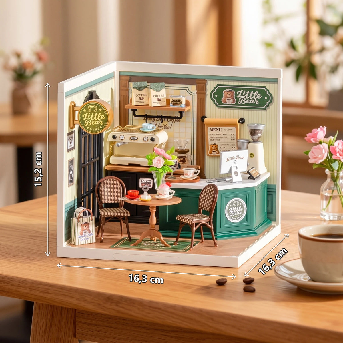 Dimensions de la maison miniature Perfect Romance Café : 16,3 x 16,3 cm pour 15,2 cm de haut